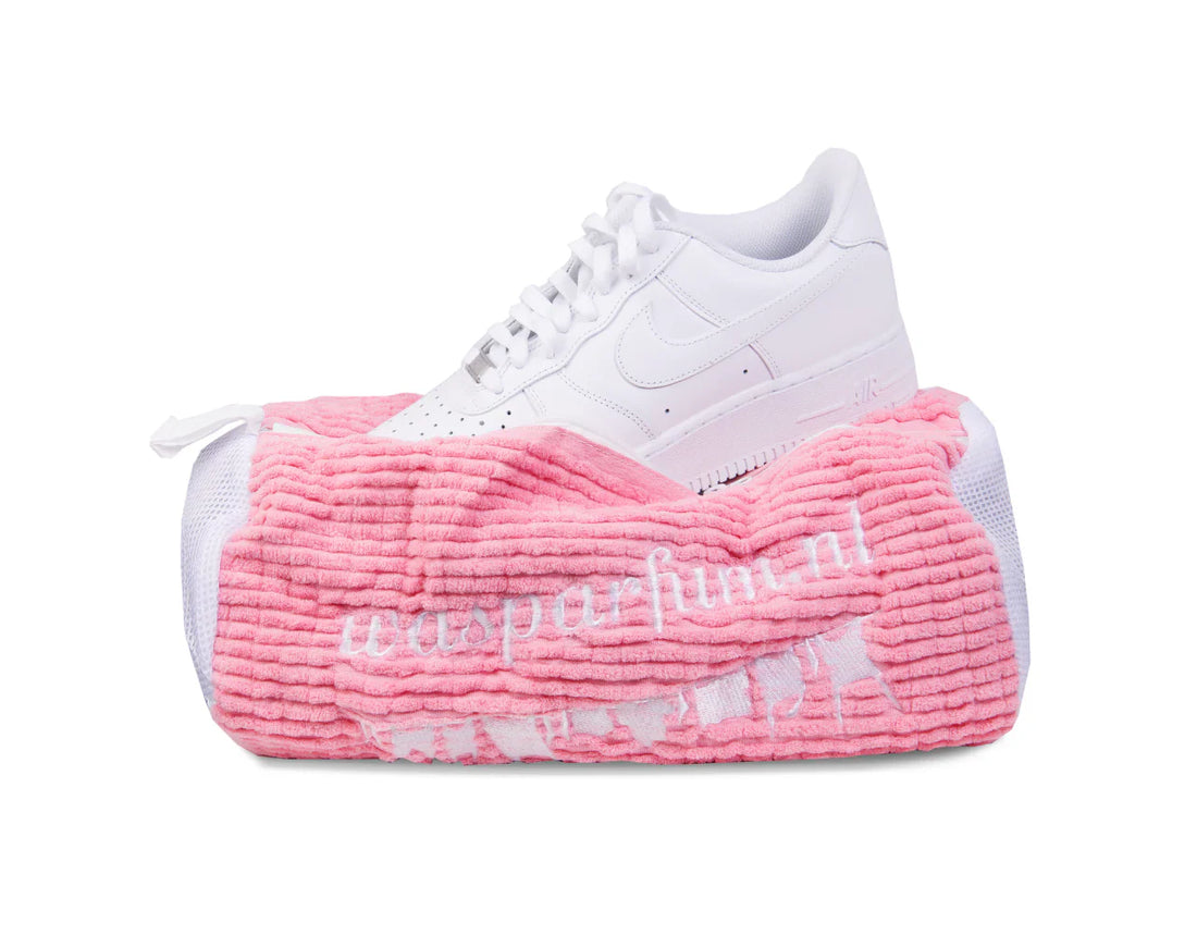 Houd je sneakers stralend schoon met de schoenen waszak van Wasparfum